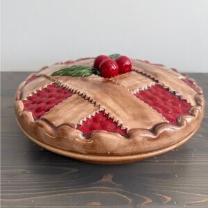 Vintage ceramic pie keeper
Made in Portugal